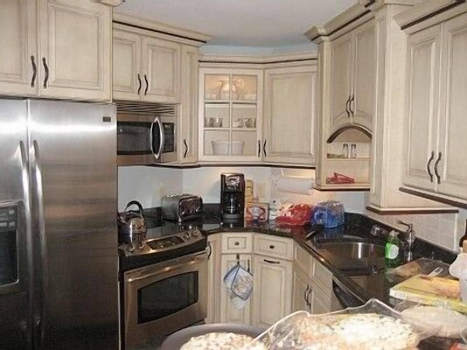 Beautiful granite kitchen with full appliances & all your cooking/dining  needs.