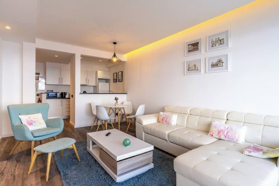 Sala de estar com sofá cama para 2 adultos