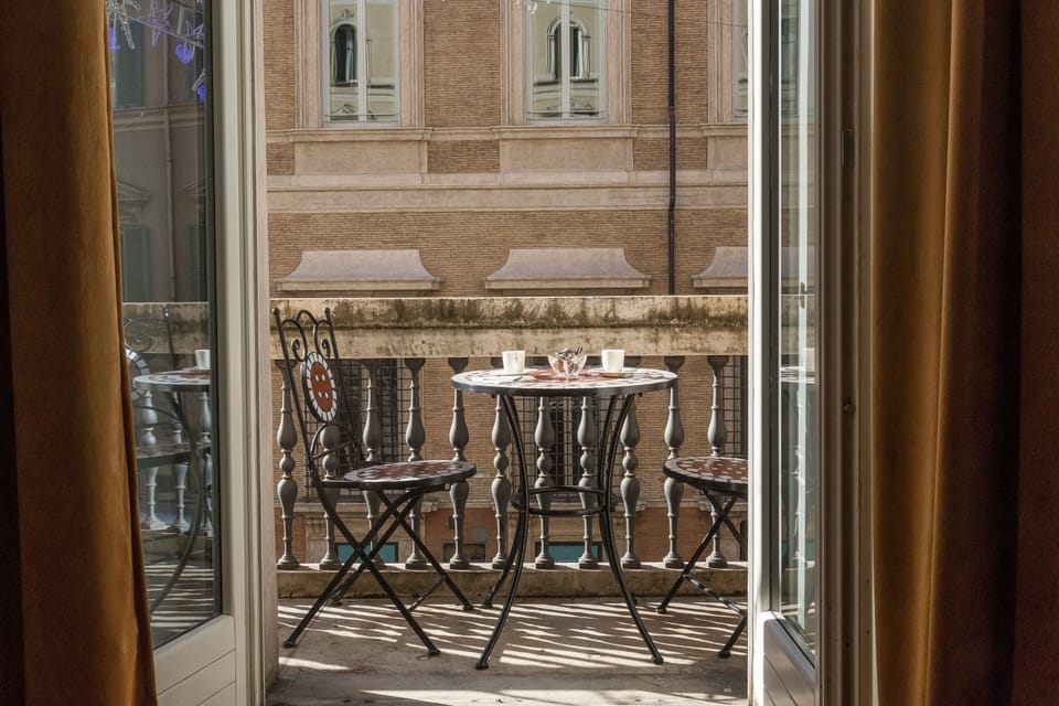 Lovely balcony with view on PIazza Venezia and Via del Corso