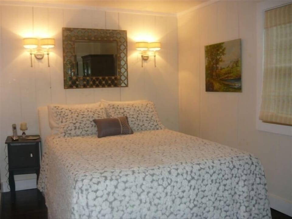 Foxdale Lower Queen Bedroom