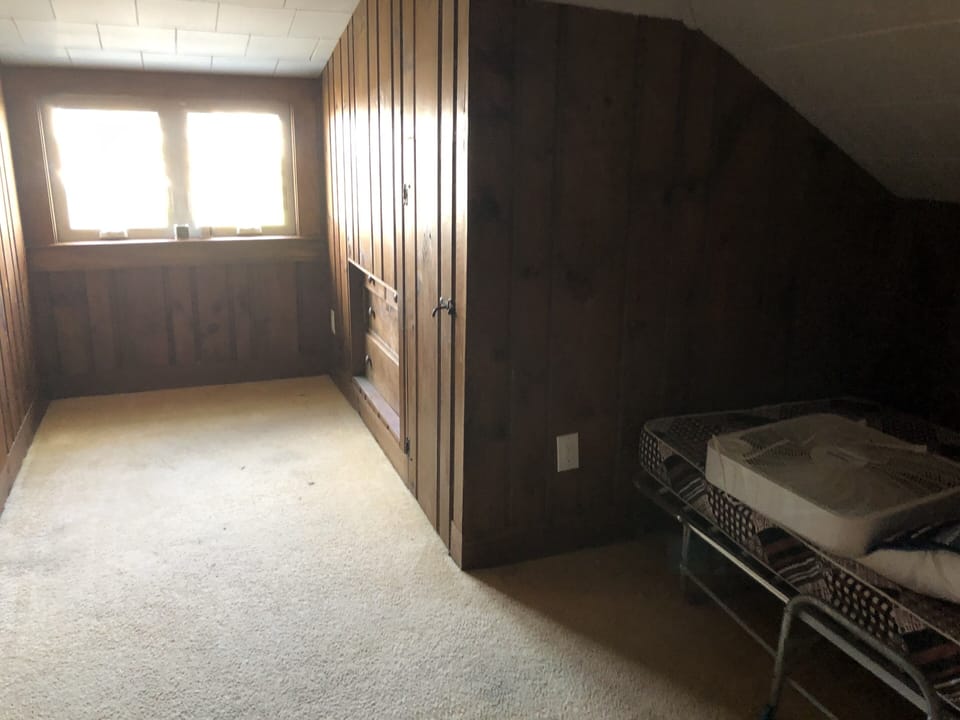 2nd floor bedroom 2 twin beds
