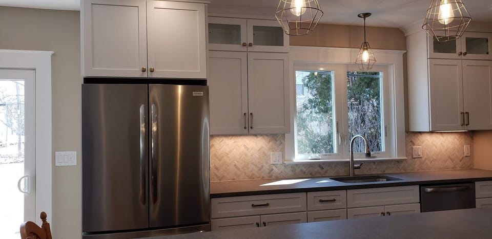 Kitchen fridge/sink
