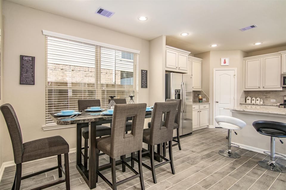 Dining area with Plenty of Seats!