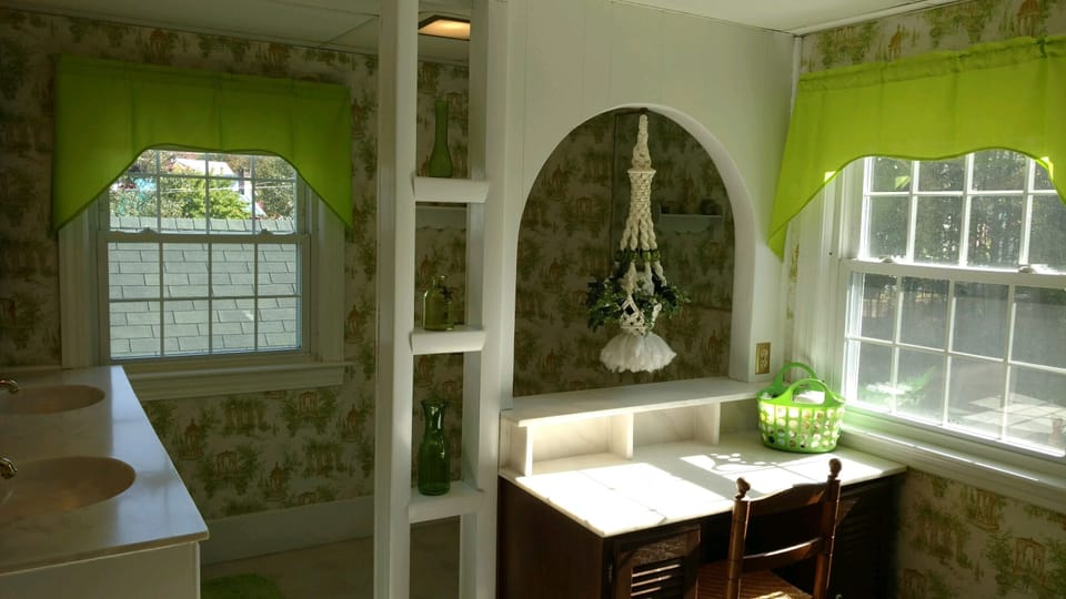 Large, 2nd floor, full size bathroom