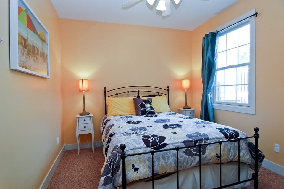 Guest bedroom with Queen. 