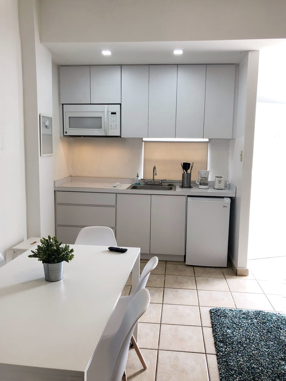 Cocina privada con: vajillas, ollas, estufa, nevera, microondas, cafetera y mas.