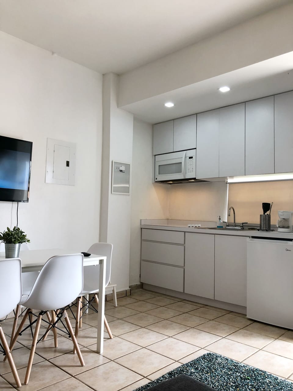 Cocina privada con: vajillas, ollas, estufa, nevera, microondas, cafetera y mas.