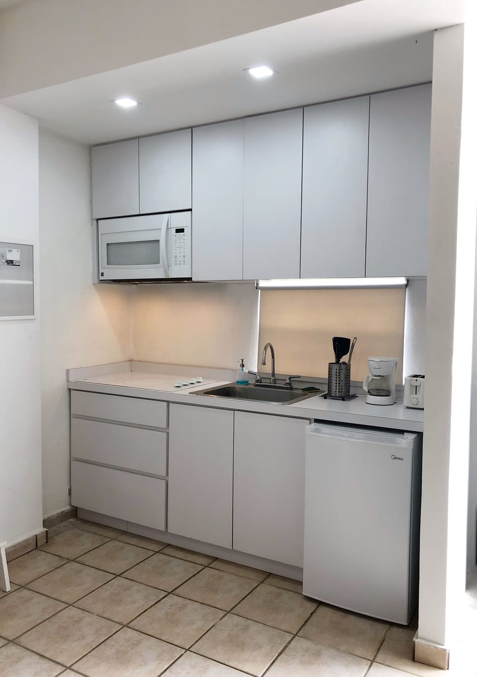 Cocina privada con: vajillas, ollas, estufa, nevera, microondas, cafetera y mas.