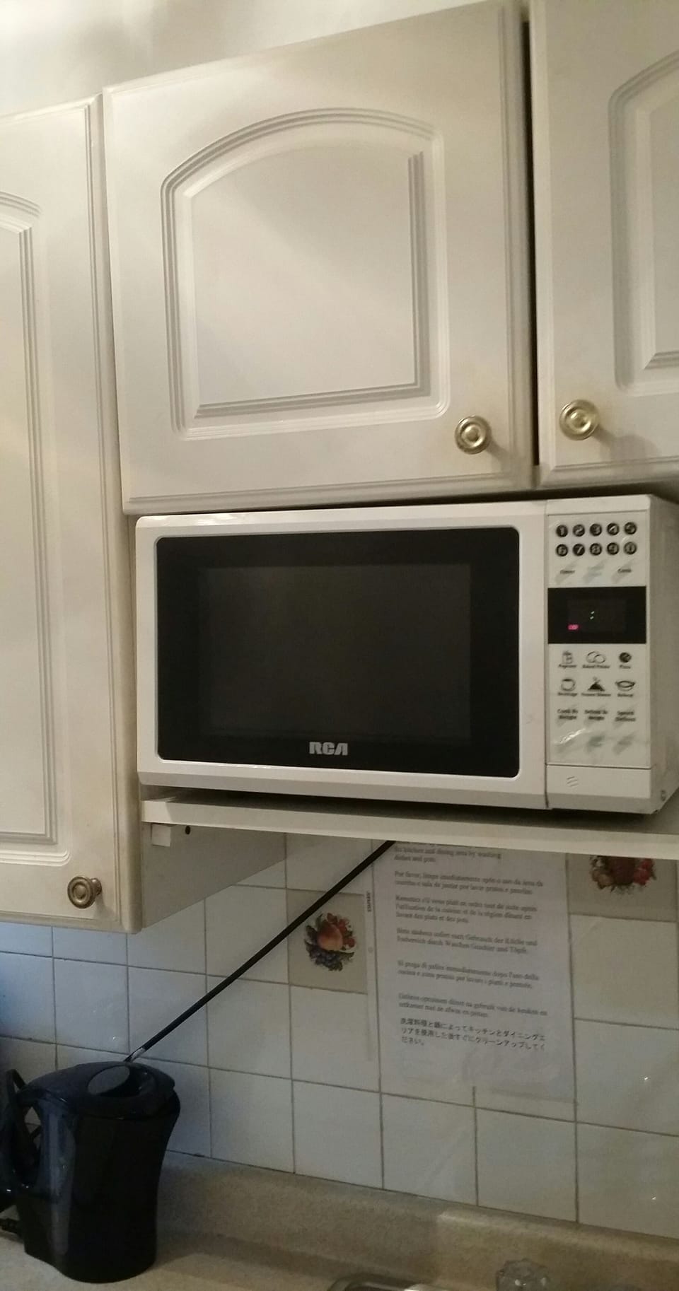 partial view of kitchen 