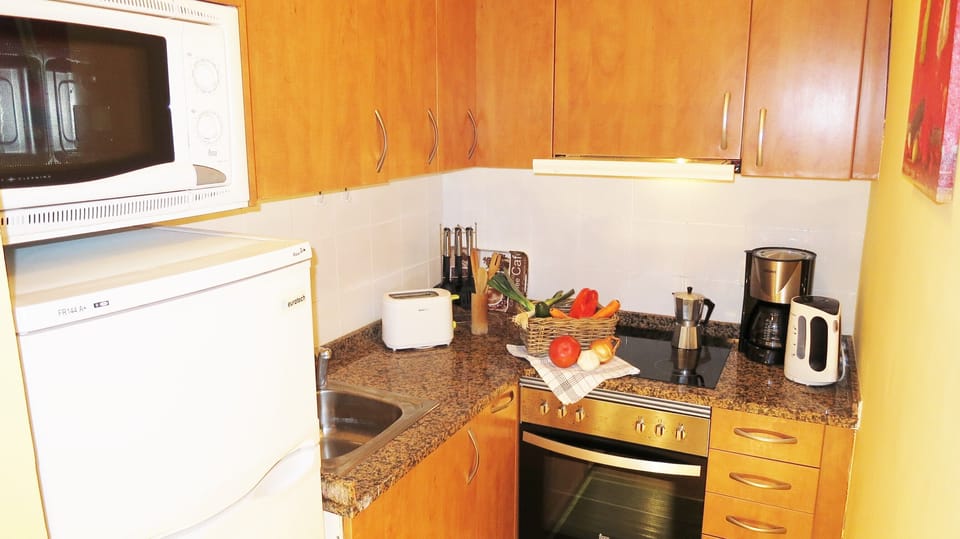 microwave, fridge, kettle, coffee machine, toaster, baking oven
