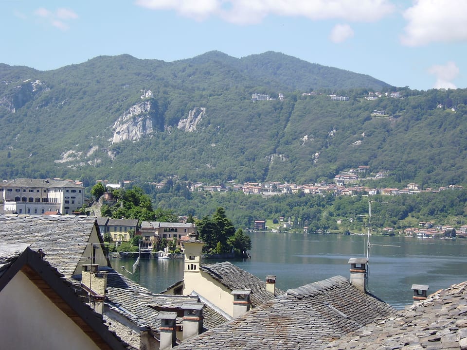 Beautiful, romantic, central apartment lake view close to piazza/lake/townhall Apartment in Orta San Giulio