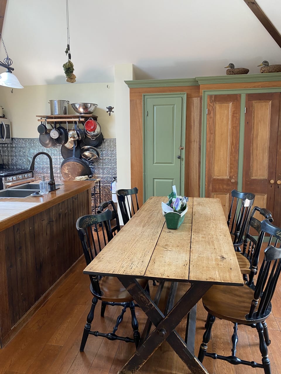 Eat in kitchen wit seating for 10