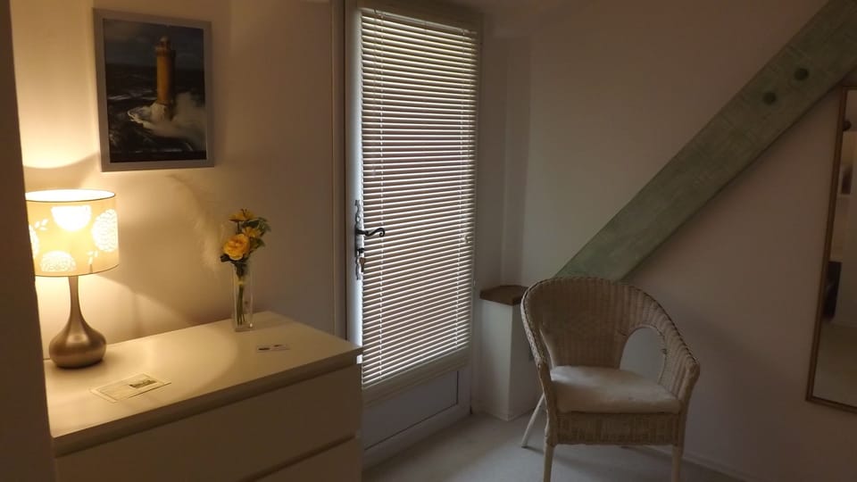 Door to outside balcony/terrace