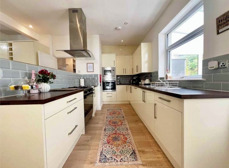 Well equipped kitchen with home from home facilities to help you cook x