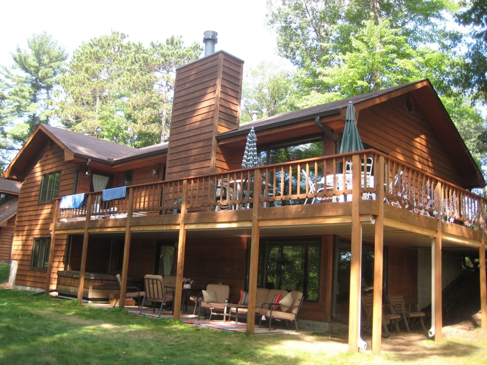 Luxury 3+2 bed/3 bath home with 180 % view of beautiful Johnson Lake.