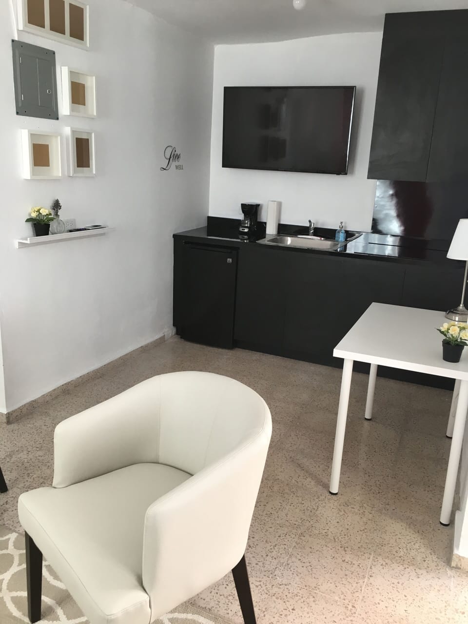 Cocina privada con: vajillas, ollas, estufa, nevera, microondas, cafetera y mas.