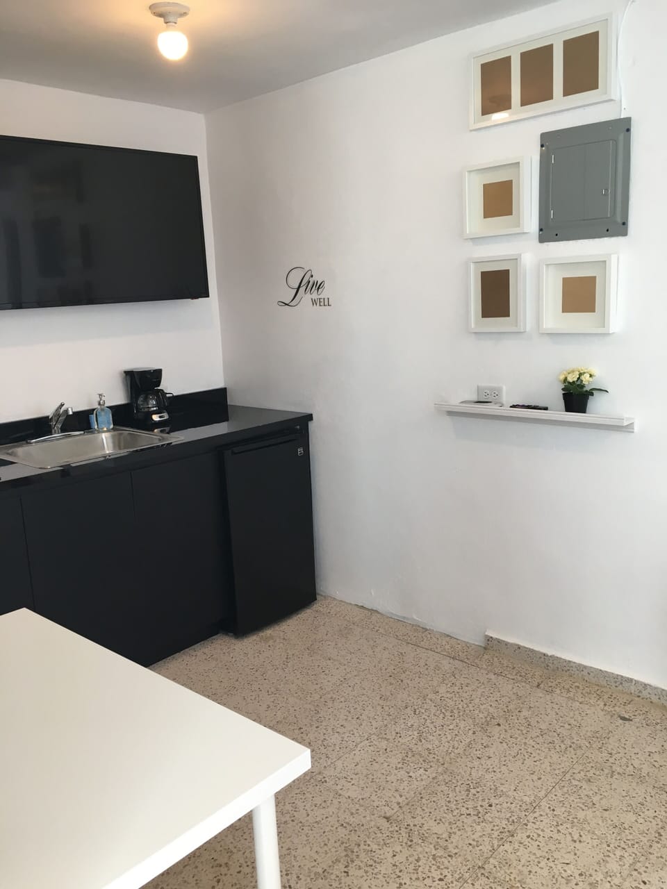 Cocina privada con: vajillas, ollas, estufa, nevera, microondas, cafetera y mas.