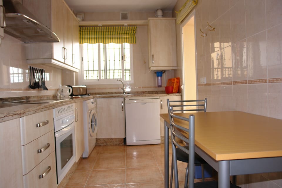 Carabeo 2000 1.3: kitchen with washing machine and dish washer