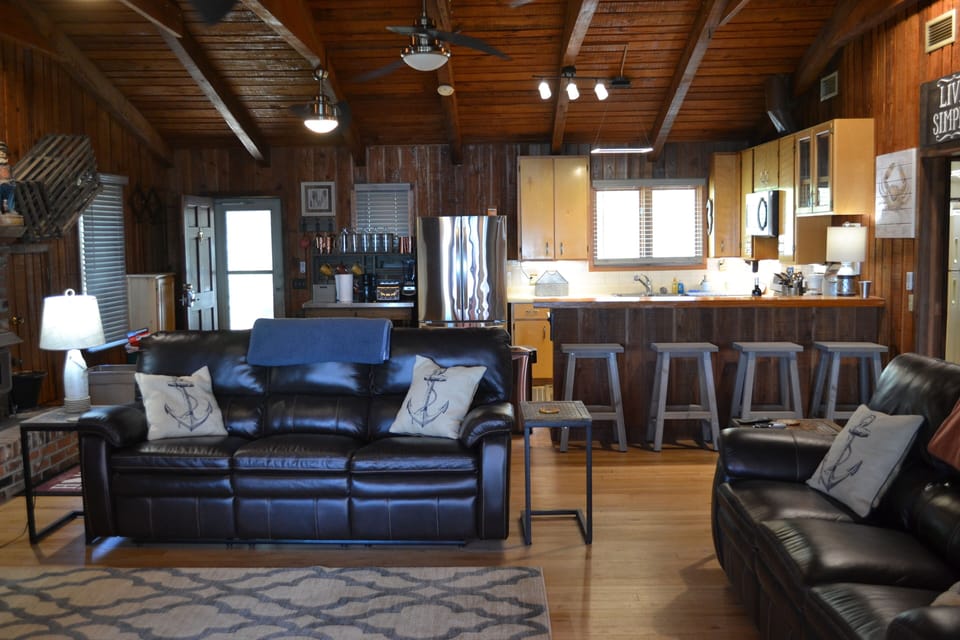 Nice coastal décor with comfortable furnishings 