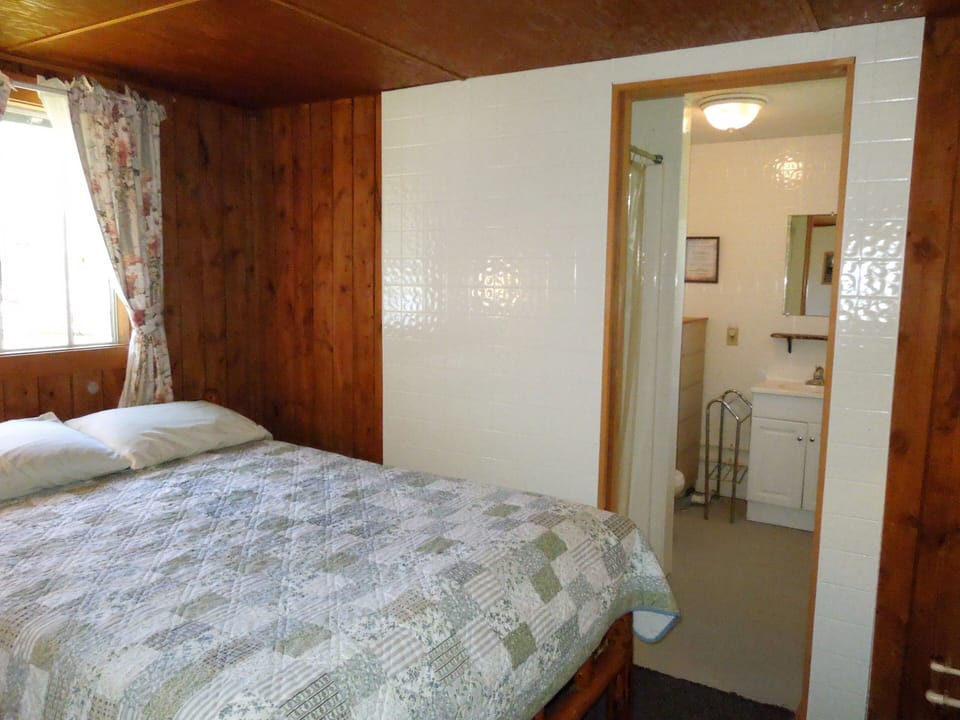 Cabin 4 bedroom with bathroom in rear
