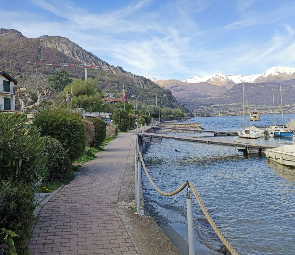 Porto 18 bar and cafe on the lake at Musso towards Pianello by the marina