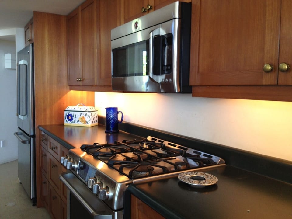 Gourmet kitchen w/ stainless steel, 4 burner stove w/5th pancake griddle burner