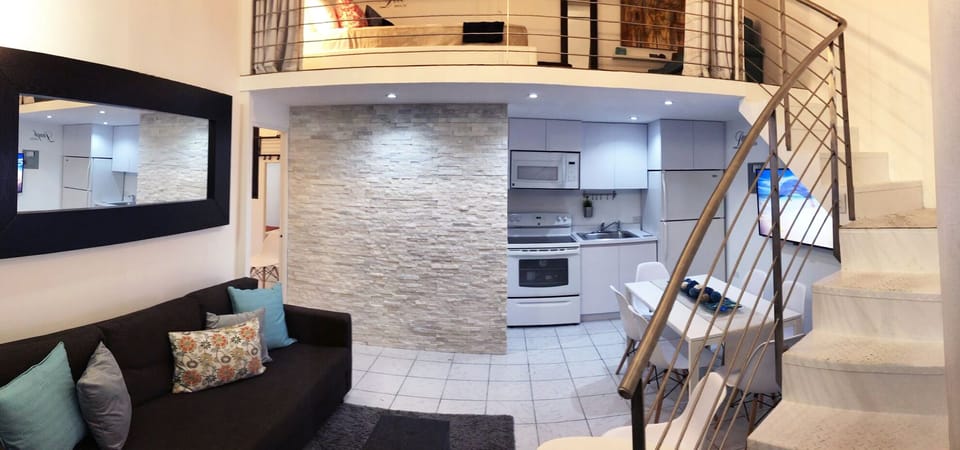 Area de sala con smart TV, sofa cama Queen en el que puede acomodar a 2 personas