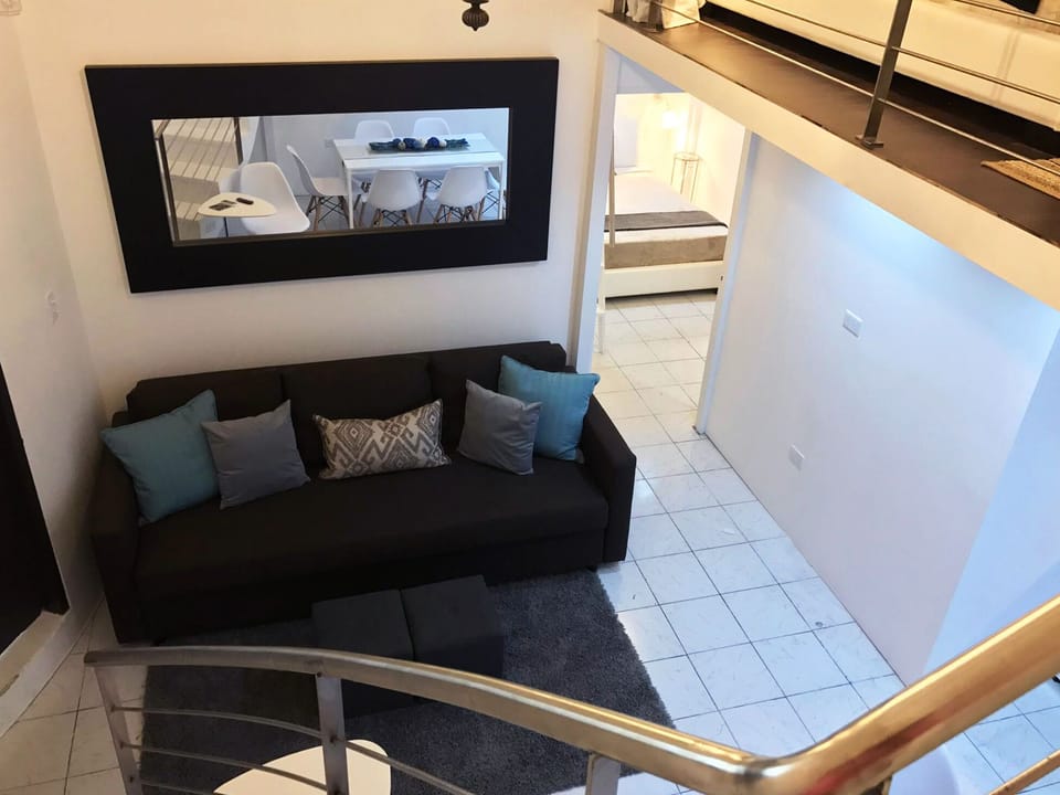 Area de sala con smart TV, sofa cama Queen en el que puede acomodar a 2 personas