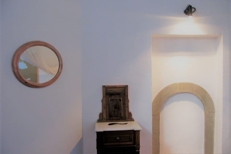 Detail of the 15th-century stone arch in the bedroom
