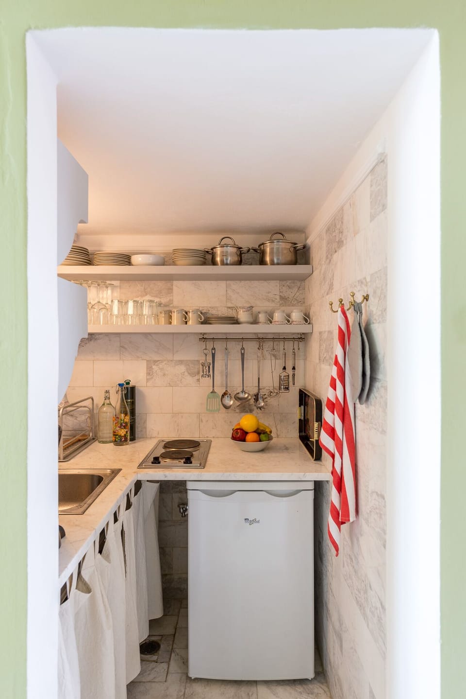  kitchenette shared with two other rooms