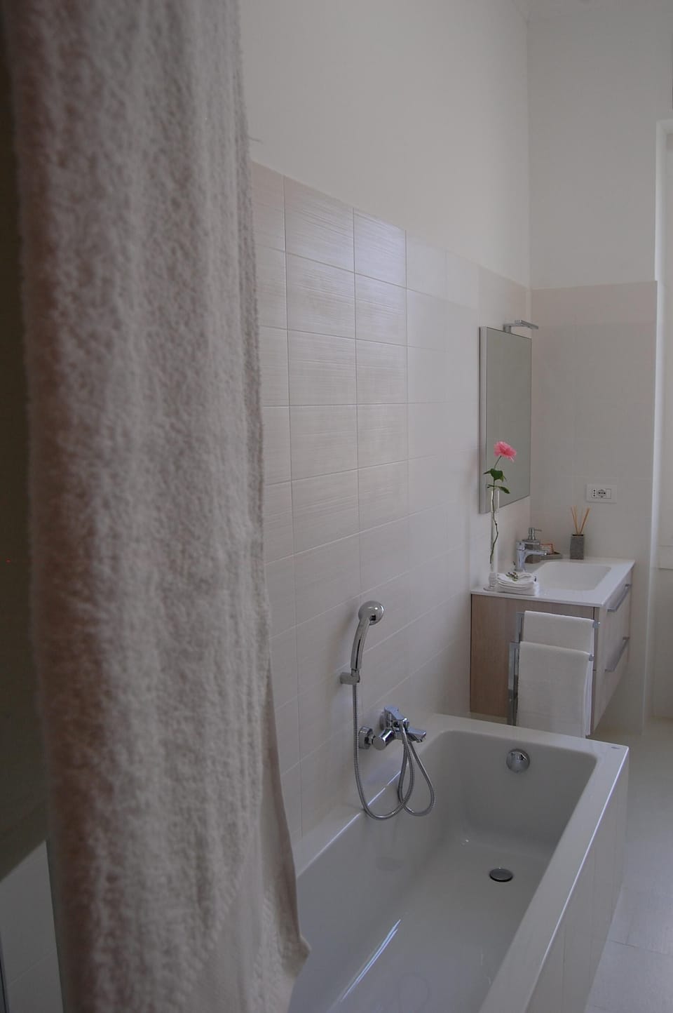 Cinnamon room: bathroom