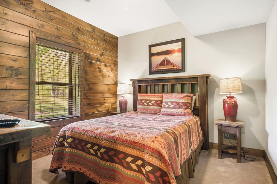 2nd lower level Queen guestroom