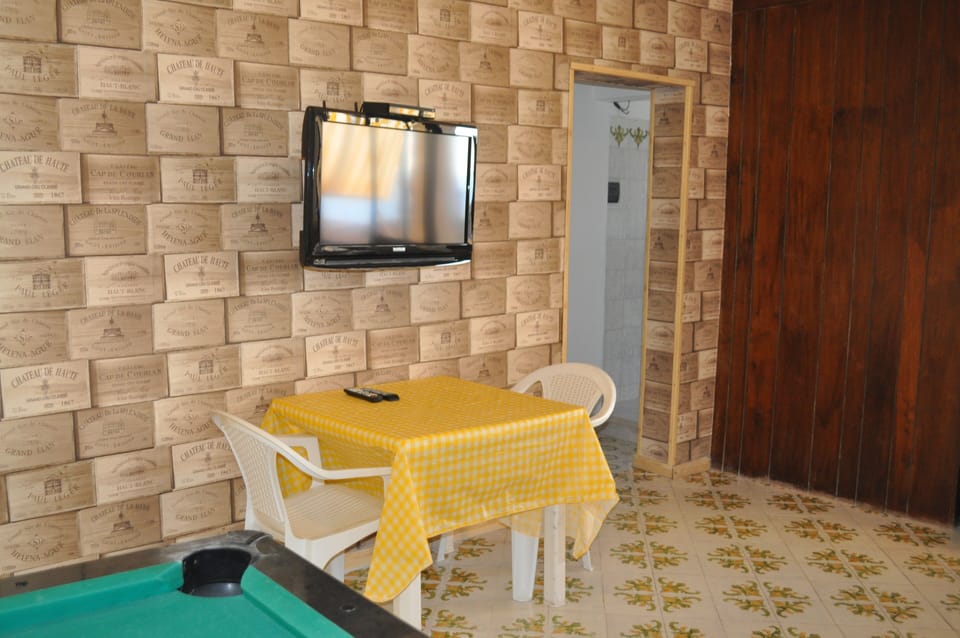 LIVING ROOM WITH SOFA BED, BATHROOM AND TELEVISION