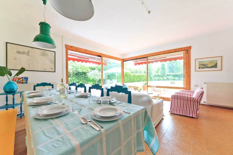 Zona pranzo con vista sul giardino