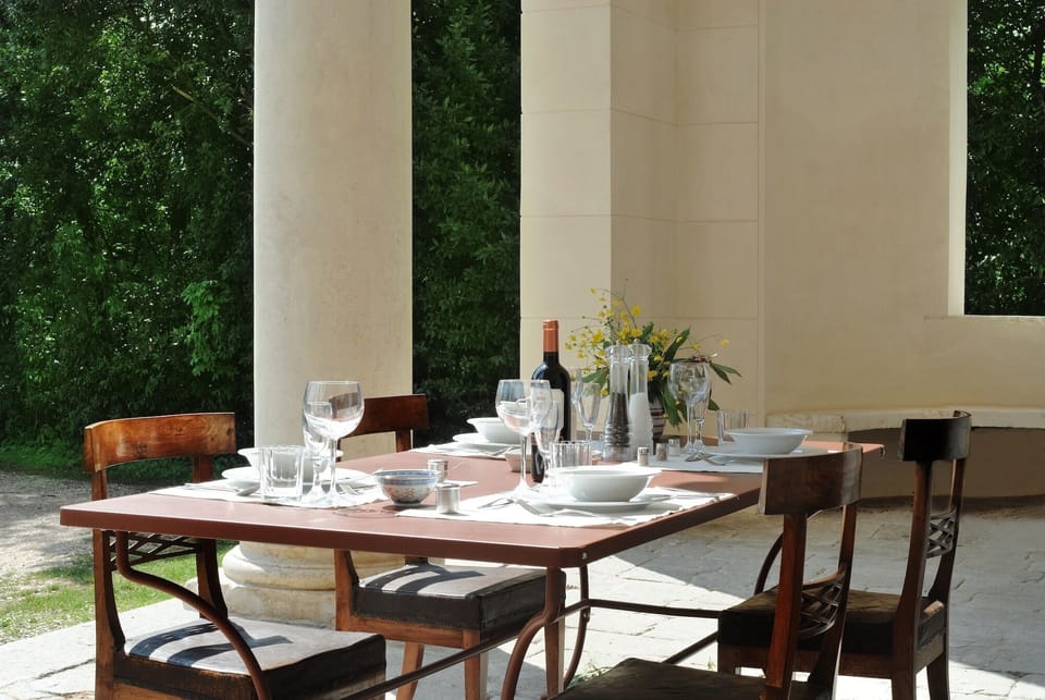 Lunch at the shadow of the colonnade