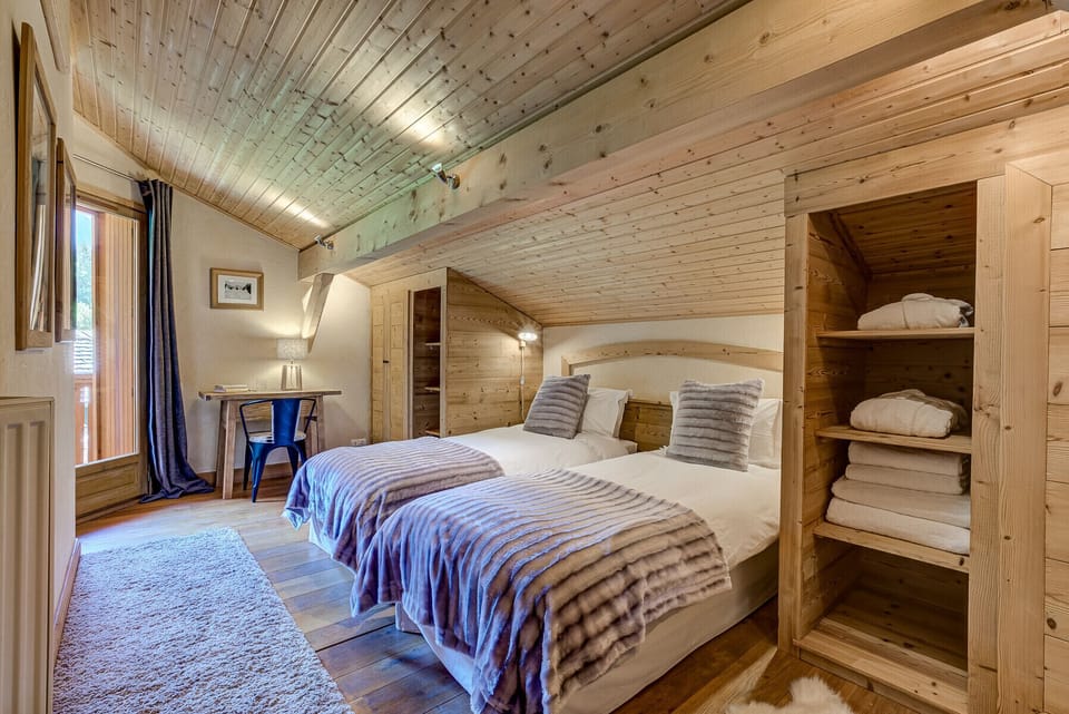 Bedroom 3, flexible double or twin room with shared balcony