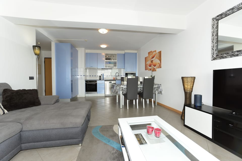 Living Room with 50" Full HD LCD TV, Blu-Ray / DVD Player and 150 cable channels