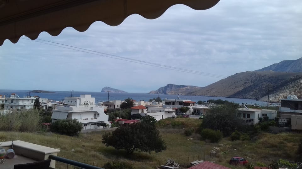 ΘΕΆ ΑΠΌ ΤΟ ΜΠΑΛΚΌΝΙ  