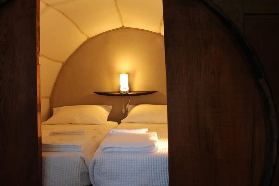 Quarto com cama dentro de tonel de vinho