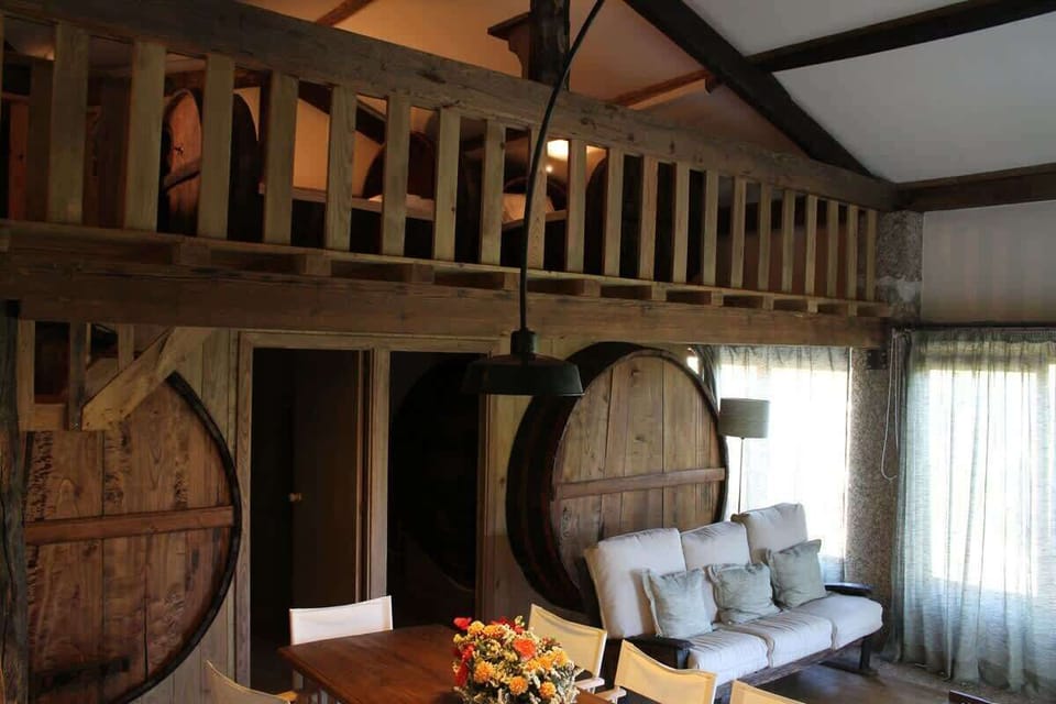 Sala com mezzanine (3 camas de criança em pipas)