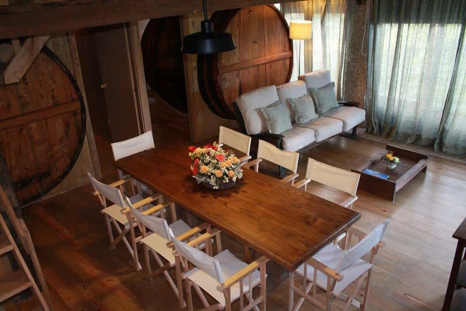 Vista de toda a sala de estar e jantar