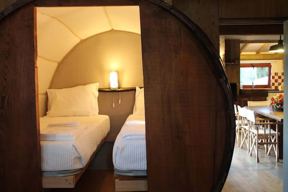 Quarto com cama dentro de tonel de vinho