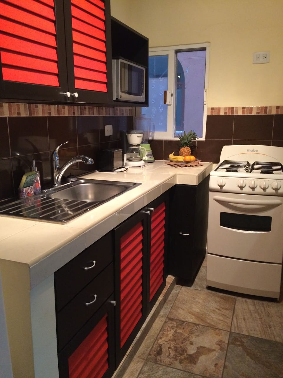 Full gas kitchen with oven, microwave, blender, toaster, coffee maker
Viva Maria