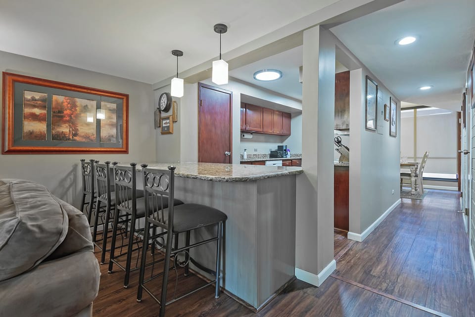 Large Breakfast Bar, granite counter