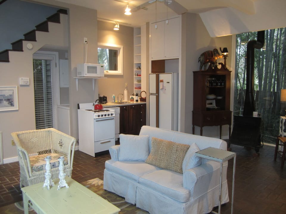  Kitchen with Refrigerator, Dishwasher, Disposal, Microwave, & Stove