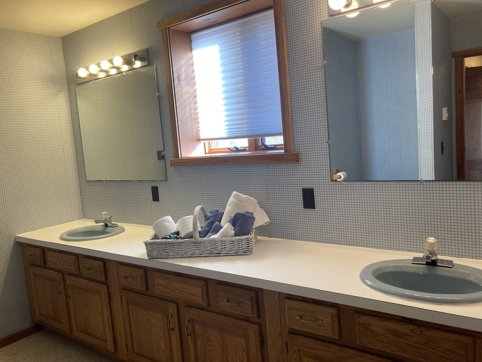 Double sink bathroom, downstairs
