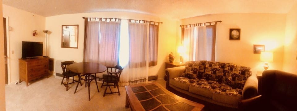 Woodside2023620Pano20Living