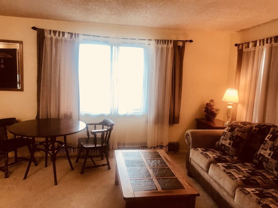Woodside2023620Living202