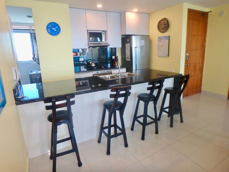 Fully equipped kitchen with counter seating