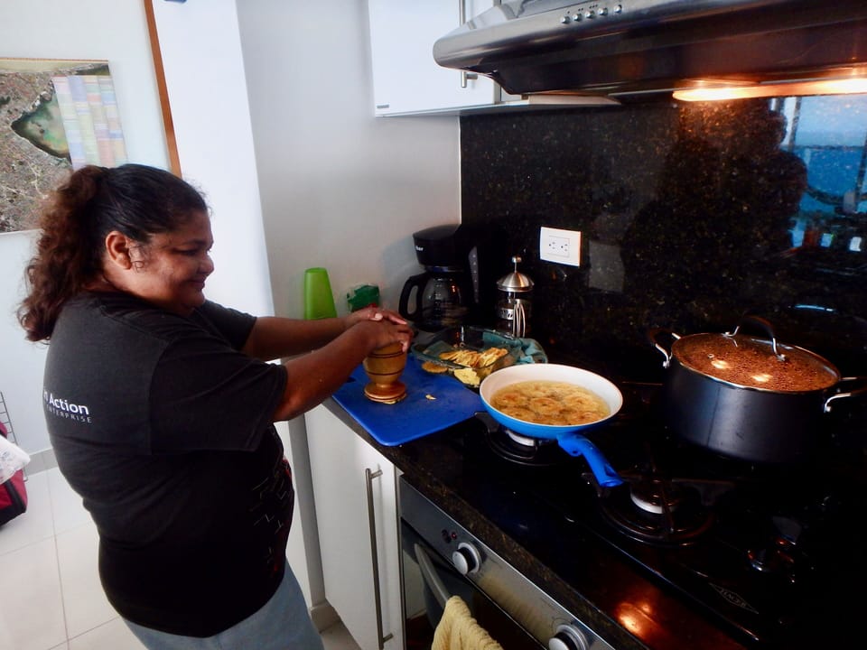 Marlidis can show you how to make patacones (fried plantains)!
